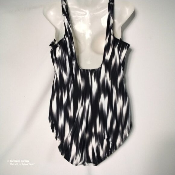 Magicsuit by Miraclesuit 1 Pc. Black & White Slimming Swimsuit NWT Size 14 - Picture 3 of 5